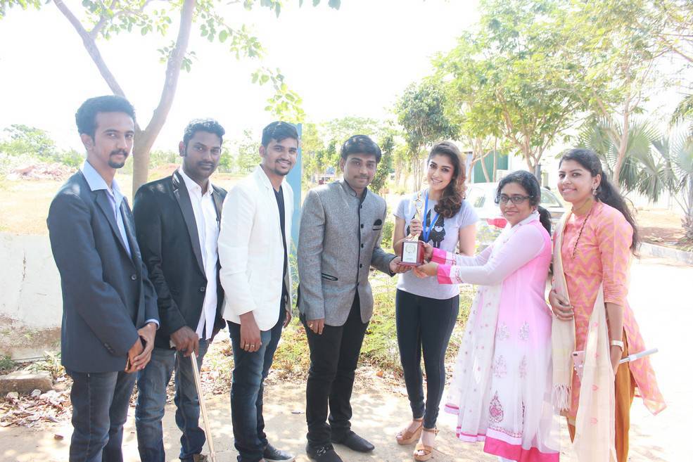 South Indian actress Nayanthara recieves Raindropss Women Achiever Award. Nayanthara,Raindropss Today Women Achievers award event,Raindropss Today Women Achievers,actress Nayanthara,South Indian actress Nayanthara,Nayanthara pics,Nayanthara images,Nayanthara photos,Nayanthara stills,Nayanthara pictures