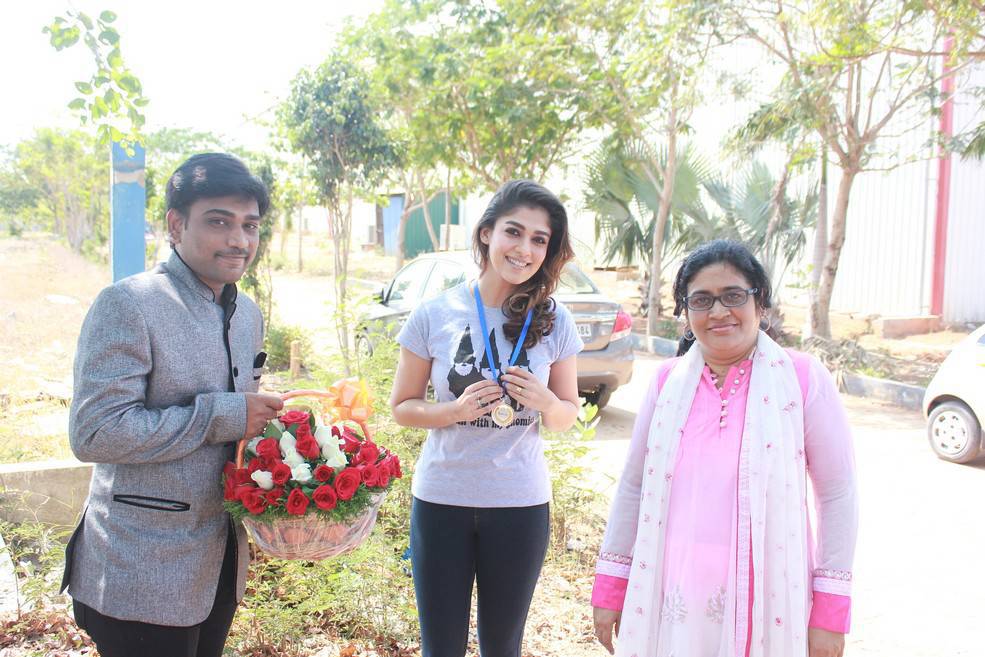South Indian actress Nayanthara recieves Raindropss Women Achiever Award. Nayanthara,Raindropss Today Women Achievers award event,Raindropss Today Women Achievers,actress Nayanthara,South Indian actress Nayanthara,Nayanthara pics,Nayanthara images,Nayanthara photos,Nayanthara stills,Nayanthara pictures