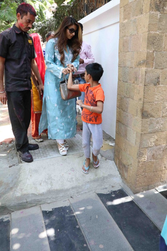Bollywood actress Tanishaa Mukerji spotted at Ajay Devgan's house. Tanishaa Mukerji,actress Tanishaa Mukerji,Tanishaa Mukerji at Ajay Devgan house,Ajay Devgan,Ajay Devgan house,Tanishaa Mukerji pics,Tanishaa Mukerji images,Tanishaa Mukerji photos,Tanishaa Mukerji stills,Tanishaa Mukerji pictures