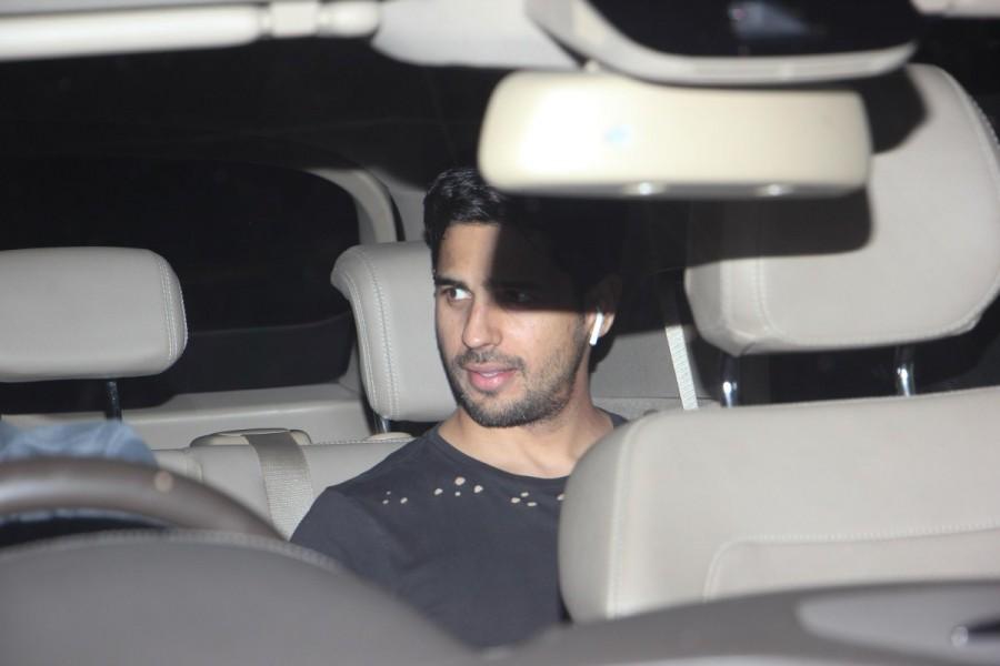 Bollywood actor Sidharth Malhotra spotted out side of Alia Bhatt house. Sidharth Malhotra,actor Sidharth Malhotra,Sidharth Malhotra at Alia Bhatt house,Alia Bhatt house,Alia Bhatt,Sidharth Malhotra and Alia Bhatt,Sidharth Malhotra and Alia Bhatt pics,Sidharth Malhotra and Alia Bhatt images