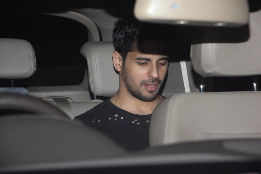 Bollywood actor Sidharth Malhotra spotted out side of Alia Bhatt house. Sidharth Malhotra,actor Sidharth Malhotra,Sidharth Malhotra at Alia Bhatt house,Alia Bhatt house,Alia Bhatt,Sidharth Malhotra and Alia Bhatt,Sidharth Malhotra and Alia Bhatt pics,Sidharth Malhotra and Alia Bhatt images