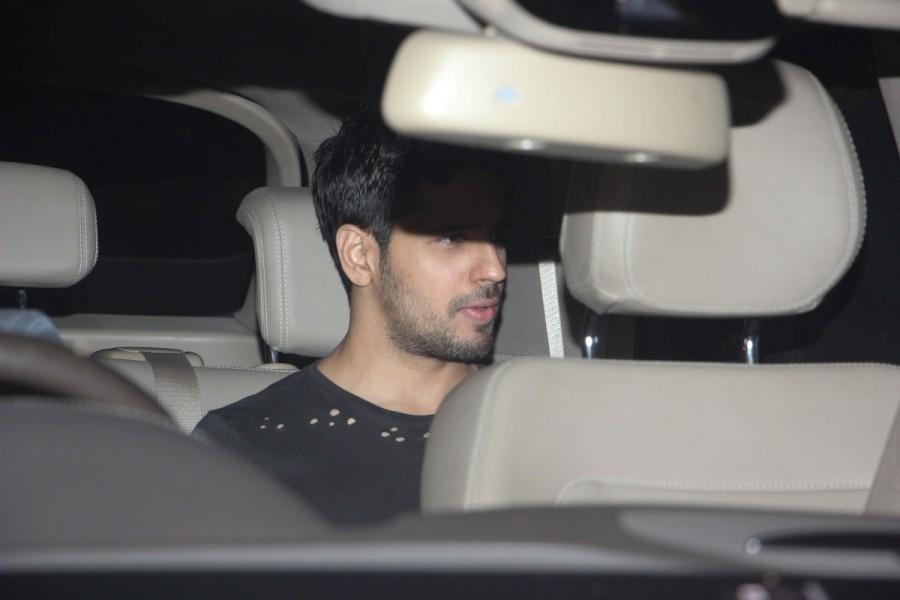 Bollywood actor Sidharth Malhotra spotted out side of Alia Bhatt house. Sidharth Malhotra,actor Sidharth Malhotra,Sidharth Malhotra at Alia Bhatt house,Alia Bhatt house,Alia Bhatt,Sidharth Malhotra and Alia Bhatt,Sidharth Malhotra and Alia Bhatt pics,Sidharth Malhotra and Alia Bhatt images