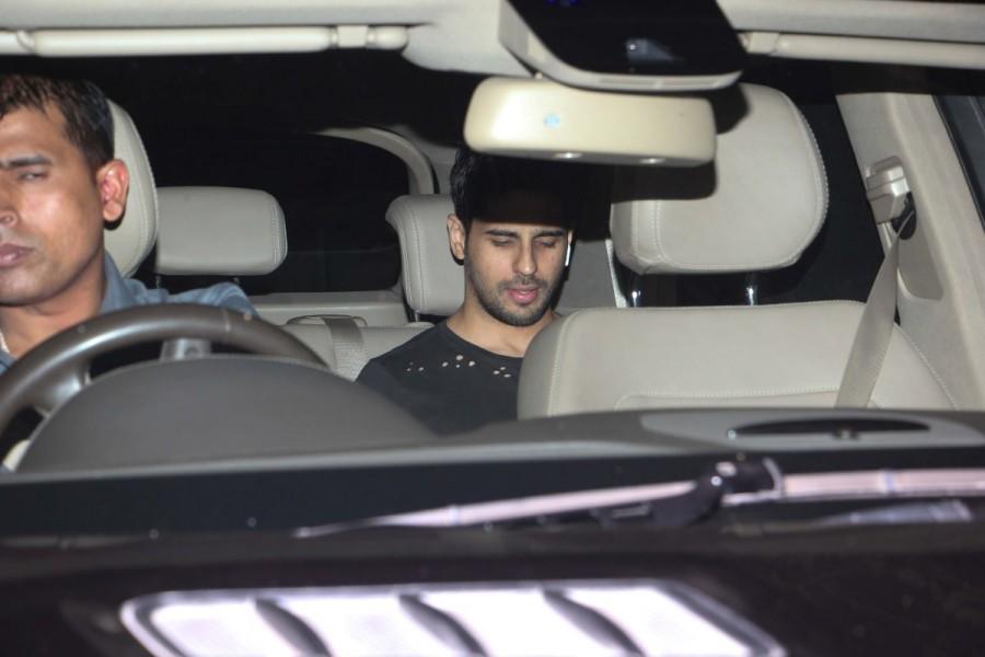 Bollywood actor Sidharth Malhotra spotted out side of Alia Bhatt house. Sidharth Malhotra,actor Sidharth Malhotra,Sidharth Malhotra at Alia Bhatt house,Alia Bhatt house,Alia Bhatt,Sidharth Malhotra and Alia Bhatt,Sidharth Malhotra and Alia Bhatt pics,Sidharth Malhotra and Alia Bhatt images
