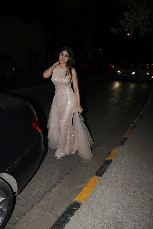 Bollywood actress Shamita Shetty spotted at Bandra. Shamita Shetty and Lara Dutta,Shamita Shetty,Lara Dutta,Lara Dutta spotted at Bandra,Shamita Shetty spotted at Bandra