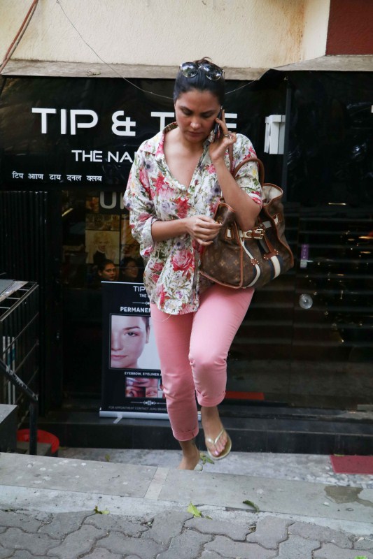Bollywood actress Lara Dutta spotted at Bandra. Shamita Shetty and Lara Dutta,Shamita Shetty,Lara Dutta,Lara Dutta spotted at Bandra,Shamita Shetty spotted at Bandra