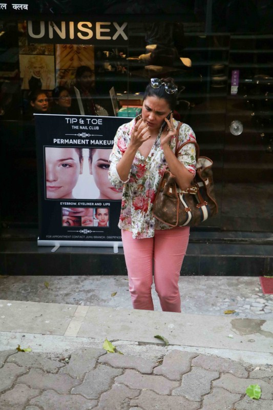 Bollywood actress Lara Dutta spotted at Bandra. Shamita Shetty and Lara Dutta,Shamita Shetty,Lara Dutta,Lara Dutta spotted at Bandra,Shamita Shetty spotted at Bandra