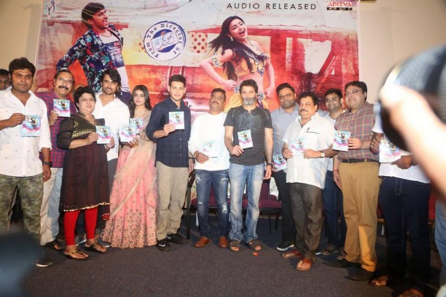 Telugu movie Vaishakam audio launch event held at Hyderabad. Celebs like Mahesh Babu, Trivikram Srinivas, Harish, Vamsi Paidipally, B Jaya, Avantika Mishra, DJ Vasanth, BA Raju, Bellamkonda Suresh, Y. Kasi Viswanath and others graced the event. Mahesh Babu,actor Mahesh Babu,Mahesh Babu pics,Mahesh Babu images,Superstar Mahesh Babu,Harish-Vyshakam audio launch,Harish-Vyshakam audio launch pics,Harish-Vyshakam audio launch images,Harish-Vyshakam audio launch photos,Harish-Vyshakam audio launch sti