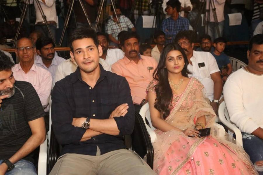 Telugu movie Vaishakam audio launch event held at Hyderabad. Celebs like Mahesh Babu, Trivikram Srinivas, Harish, Vamsi Paidipally, B Jaya, Avantika Mishra, DJ Vasanth, BA Raju, Bellamkonda Suresh, Y. Kasi Viswanath and others graced the event. Mahesh Babu,actor Mahesh Babu,Mahesh Babu pics,Mahesh Babu images,Superstar Mahesh Babu,Harish-Vyshakam audio launch,Harish-Vyshakam audio launch pics,Harish-Vyshakam audio launch images,Harish-Vyshakam audio launch photos,Harish-Vyshakam audio launch sti