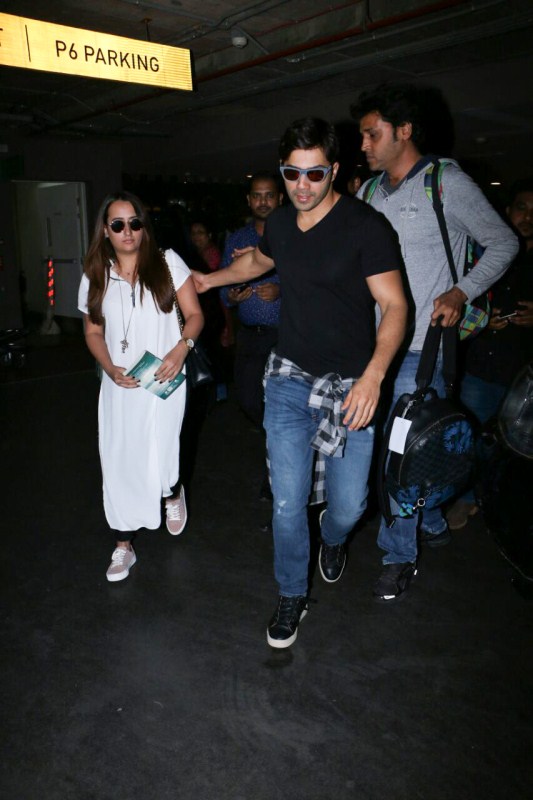Bollywood actor Varun Dhawan and his girlfriend Natasha spotted at Airport. Varun Dhawan,Varun Dhawan and Natasha,Natasha,Varun Dhawan pics,Varun Dhawan images,Varun Dhawan photos,Varun Dhawan stills,Varun Dhawan pictures