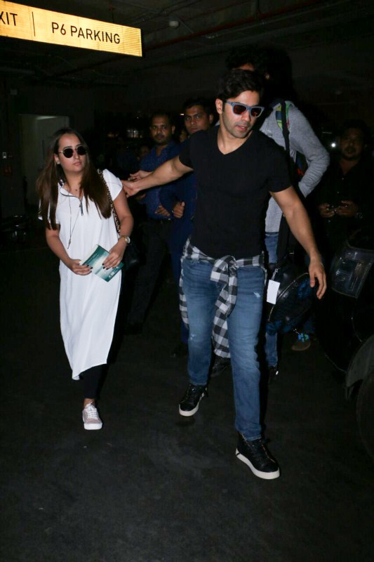 Bollywood actor Varun Dhawan and his girlfriend Natasha spotted at Airport. Varun Dhawan,Varun Dhawan and Natasha,Natasha,Varun Dhawan pics,Varun Dhawan images,Varun Dhawan photos,Varun Dhawan stills,Varun Dhawan pictures
