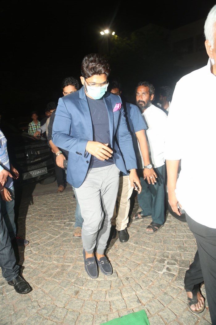 Allu Ramalingaiah Award Presentation 2017 event held at Hyderabad. Celebs like Chiranjeevi, Allu Arjun, Allu Aravind, Allu Nirmala and others graced the event. Chiranjeevi,Allu Arjun,Megastar Chiranjeevi,Allu Ramalingaiah Award Presentation 2017,Allu Ramalingaiah Award Presentation,Allu Aravind,?Allu Nirmala