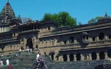 Bollywood actor Akshay Kumar and Radhika Apte spotted on the sets of Padman today in Maheshwar.