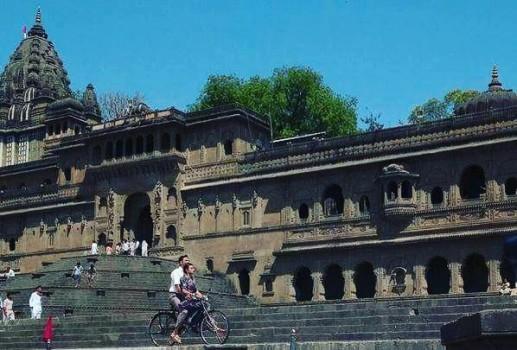 Bollywood actor Akshay Kumar and Radhika Apte spotted on the sets of Padman today in Maheshwar.