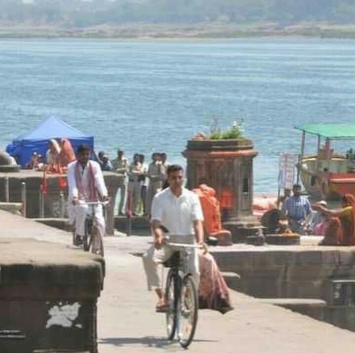 Bollywood actor Akshay Kumar and Radhika Apte spotted on the sets of Padman today in Maheshwar. Akshay Kumar and Radhika Apte,Akshay Kumar,Radhika Apte,Padman,Padman on the sets,akshay kumar padman,Padman movie pics,Padman movie images,Padman movie photos,Padman movie stills,Padman movie pictures