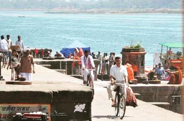 Bollywood actor Akshay Kumar and Radhika Apte spotted on the sets of Padman today in Maheshwar. Akshay Kumar and Radhika Apte,Akshay Kumar,Radhika Apte,Padman,Padman on the sets,akshay kumar padman,Padman movie pics,Padman movie images,Padman movie photos,Padman movie stills,Padman movie pictures