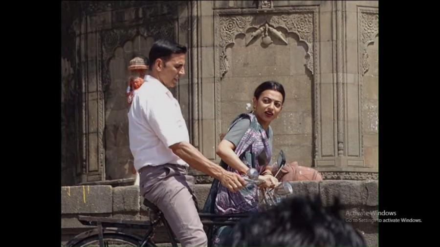 Bollywood actor Akshay Kumar and Radhika Apte spotted on the sets of Padman today in Maheshwar. Akshay Kumar and Radhika Apte,Akshay Kumar,Radhika Apte,Padman,Padman on the sets,akshay kumar padman,Padman movie pics,Padman movie images,Padman movie photos,Padman movie stills,Padman movie pictures