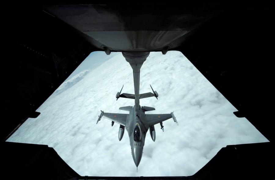 A U.S. Air Force F-16 receives fuel from a fuel boom suspended from a U.S. Air Force KC-10 Extender during mid-air refueling support. Americans fight Islamic State,Americans fight,Islamic State,Iraq and Syria,Iraq,Syria,U.S. forces