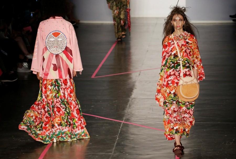 Models present creations from Isabela Capeto during Sao Paulo Fashion Week in Sao Paulo, Brazil March 15, 2017. Sao Paulo Fashion Week,Sao Paulo Fashion Week 2017,best of Sao Paulo Fashion Week,Sao Paulo Fashion Week pics,Sao Paulo Fashion Week images,Sao Paulo Fashion Week photos,Sao Paulo Fashion Week stills,Sao Paulo Fashion Week pictures