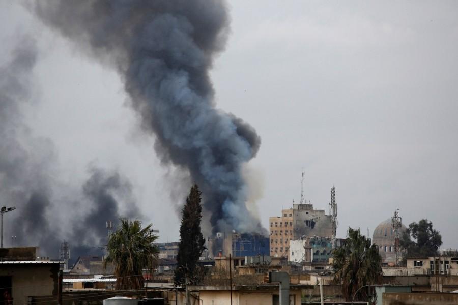Smoke rises from clashes during a battle between Iraqi forces and Islamic State militants in the city of Mosul. Iraqi forces,Mosul,Iraqi forces edge further into Mosul,Iraqi forces attack,Iraqi Air Force