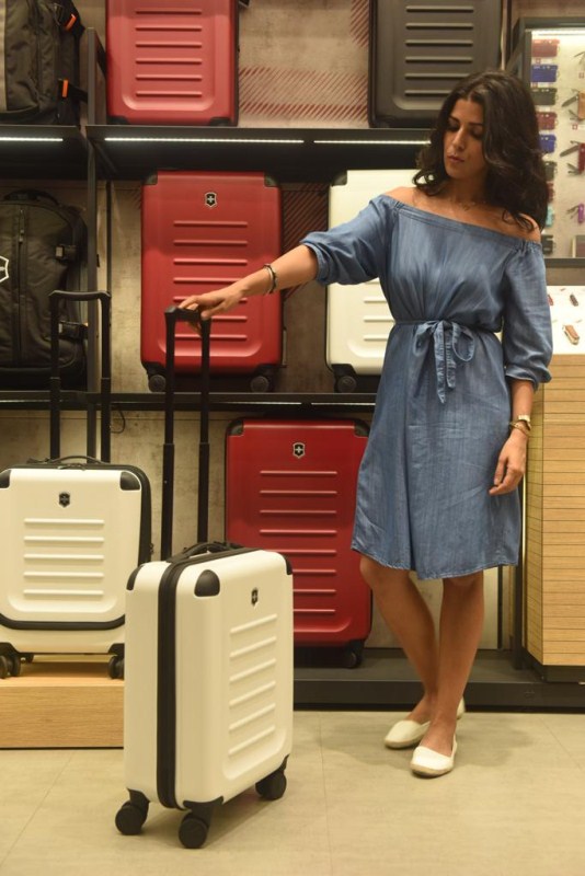Bollywood actress Nimrat Kaur seen shopping at the newly revamped Phoenix Marketcity mall in Mumbai. Nimrat Kaur,actress Nimrat Kaur,Phoenix Marketcity mall,Nimrat Kaur pics,Nimrat Kaur images,Nimrat Kaur photos,Nimrat Kaur stills,Nimrat Kaur pictures