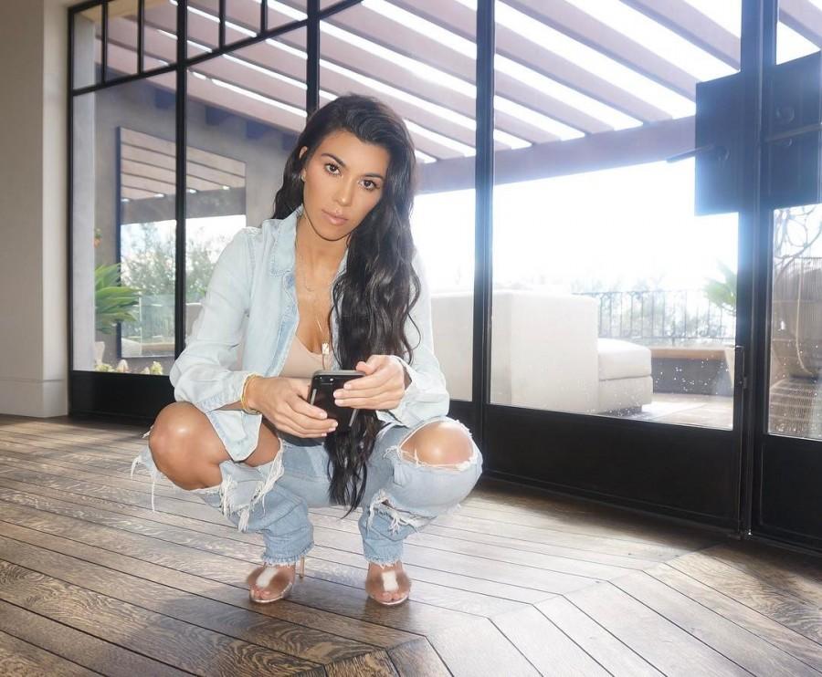 Hollywood actress Kourtney Kardashian flashes her cleavage. Kourtney Kardashian,kourtney kardashian instagram,kourtney kardashian breasts,kourtney kardashian cleavage,kourtney kardashian cleavage photo,kourtney kardashian breasts photo,scott disick,scott disick sex addict,kourtney kardashian and scott disick