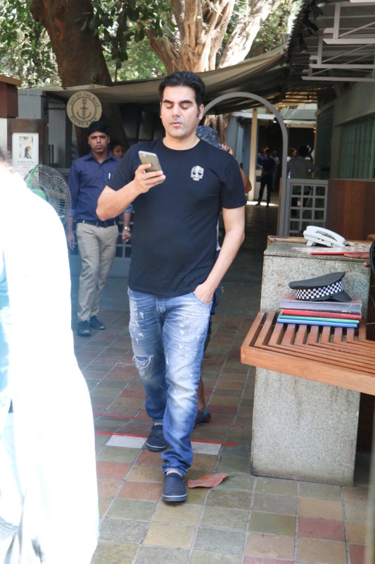 Malaika Arora, Amrita Arora, Arbaaz Khan clicked post lunch at Khar in Mumbai. Malaika Arora,Amrita Arora,Arbaaz Khan,Malaika Arora at Khar,Malaika Arora spotted at Khar,Amrita Arora spotted at Khar,Amrita Arora at Khar