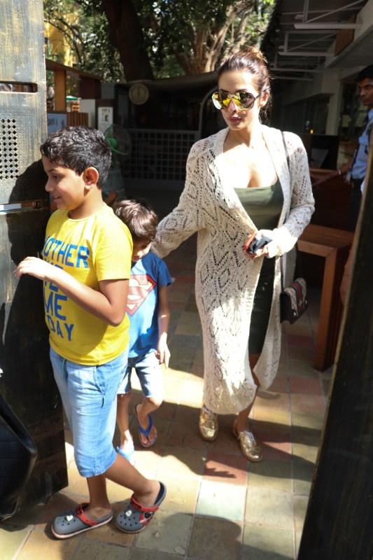 Malaika Arora, Amrita Arora, Arbaaz Khan clicked post lunch at Khar in Mumbai. Malaika Arora,Amrita Arora,Arbaaz Khan,Malaika Arora at Khar,Malaika Arora spotted at Khar,Amrita Arora spotted at Khar,Amrita Arora at Khar