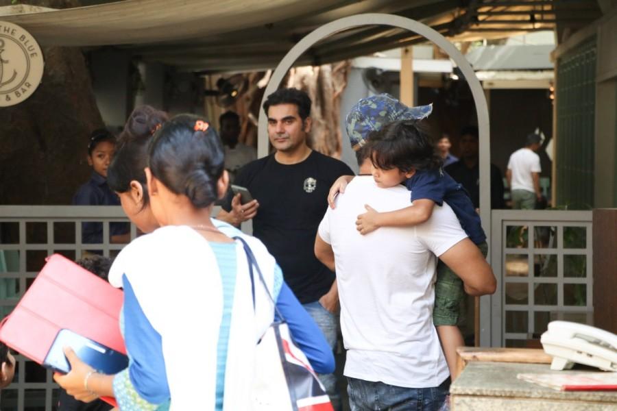 Malaika Arora, Amrita Arora, Arbaaz Khan clicked post lunch at Khar in Mumbai. Malaika Arora,Amrita Arora,Arbaaz Khan,Malaika Arora at Khar,Malaika Arora spotted at Khar,Amrita Arora spotted at Khar,Amrita Arora at Khar