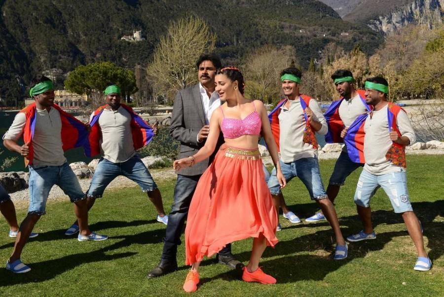 Pawan Kalyan and Shruti Hassan's Emo Emo song stills from Katamarayudu Movie. The movie is directed by Kishore Kumar Pardasani (Dolly) and Music by Anup Rubens. Pawan Kalyan,Shruti Hassan,Pawan Kalyan and Shruti Hassan,Emo Emo song stills,Emo Emo song pics,Emo Emo song images,Emo Emo song photos,Emo Emo song pictures,Katamarayudu,Katamarayudu pics,Katamarayudu images,Katamarayudu photos,Katamarayudu stills