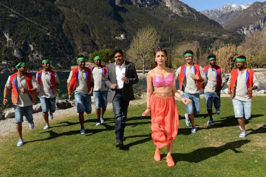 Pawan Kalyan and Shruti Hassan's Emo Emo song stills from Katamarayudu Movie. The movie is directed by Kishore Kumar Pardasani (Dolly) and Music by Anup Rubens. Pawan Kalyan,Shruti Hassan,Pawan Kalyan and Shruti Hassan,Emo Emo song stills,Emo Emo song pics,Emo Emo song images,Emo Emo song photos,Emo Emo song pictures,Katamarayudu,Katamarayudu pics,Katamarayudu images,Katamarayudu photos,Katamarayudu stills
