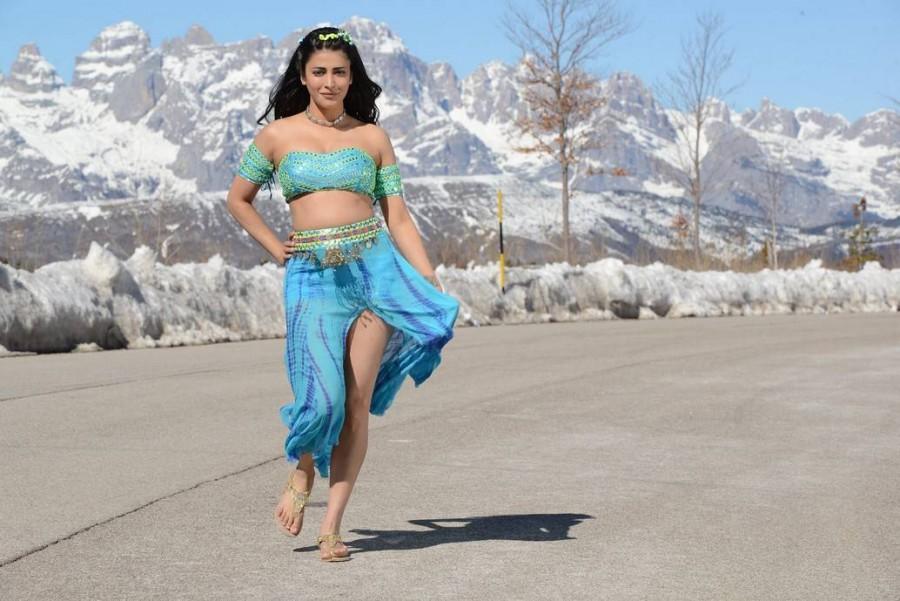 Pawan Kalyan and Shruti Hassan's Emo Emo song stills from Katamarayudu Movie. The movie is directed by Kishore Kumar Pardasani (Dolly) and Music by Anup Rubens. Pawan Kalyan,Shruti Hassan,Pawan Kalyan and Shruti Hassan,Emo Emo song stills,Emo Emo song pics,Emo Emo song images,Emo Emo song photos,Emo Emo song pictures,Katamarayudu,Katamarayudu pics,Katamarayudu images,Katamarayudu photos,Katamarayudu stills