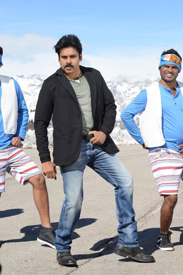 Pawan Kalyan and Shruti Hassan's Emo Emo song stills from Katamarayudu Movie. The movie is directed by Kishore Kumar Pardasani (Dolly) and Music by Anup Rubens. Pawan Kalyan,Shruti Hassan,Pawan Kalyan and Shruti Hassan,Emo Emo song stills,Emo Emo song pics,Emo Emo song images,Emo Emo song photos,Emo Emo song pictures,Katamarayudu,Katamarayudu pics,Katamarayudu images,Katamarayudu photos,Katamarayudu stills
