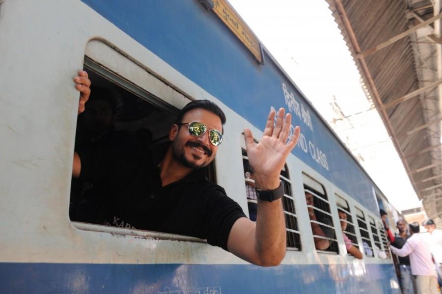 Actor Vivek Oberoi took a local train after 15 years to launch his affordable housing project Karrm Brahmaand here. Vivek Oberoi,actor Vivek Oberoi,Karrm Brahmaand,Vivek Oberoi travels in Train,Vivek Oberoi travels in local Train,Vivek Oberoi pics,Vivek Oberoi images,Vivek Oberoi photos,Vivek Oberoi stills,Vivek Oberoi pictures