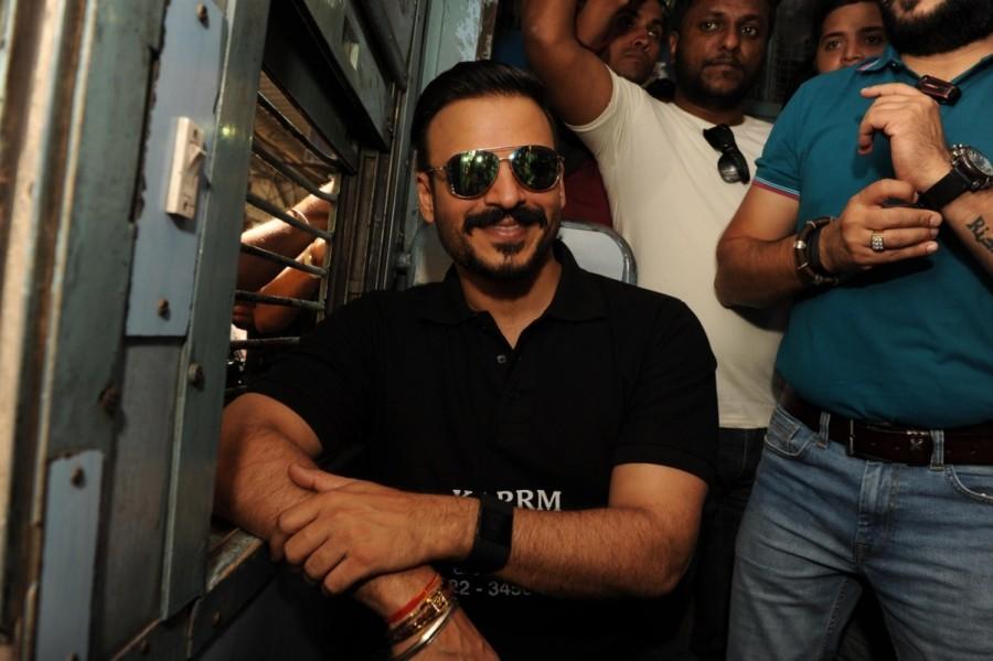 Vivek last travelled by a local train 15 years ago for the 2002 film "Saathiya". Vivek Oberoi,actor Vivek Oberoi,Karrm Brahmaand,Vivek Oberoi travels in Train,Vivek Oberoi travels in local Train,Vivek Oberoi pics,Vivek Oberoi images,Vivek Oberoi photos,Vivek Oberoi stills,Vivek Oberoi pictures