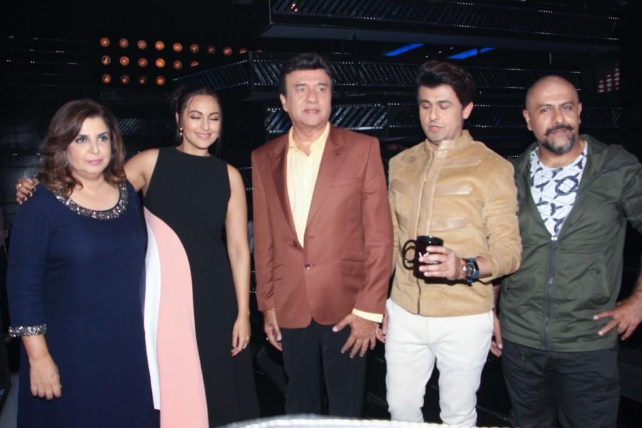 Farah Khan,Sonakshi Sinha,music composer Anu Malik,singers Sonu Nigam,Vishal Dadlani,Indian Idol season 9,Indian Idol,Sonakshi Sinha promotes Noor,Noor,Noor promotion,Noor movie promotion,Noor promotion pics,Noor promotion images,Noor promotion photos
