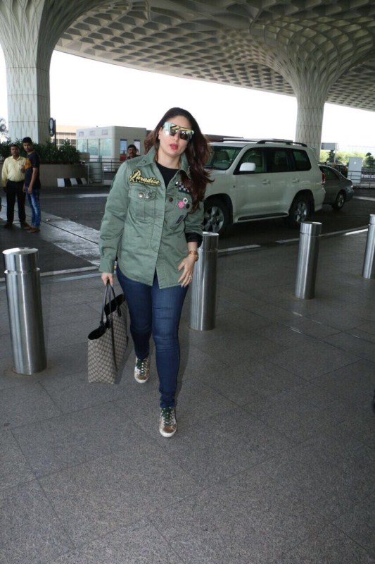 Bollywood actress Kareena Kapoor Khan spotted at Mumbai International Airport. Kareena Kapoor Khan,Kareena Kapoor Khan spotted at Airport,Kareena Kapoor spotted at Airport,Kareena Kapoor at Airport,Kareena Kapoor Khan pics,Kareena Kapoor Khan images,Kareena Kapoor Khan photos,Kareena Kapoor Khan stills,Kareena Kapoor Khan pictures