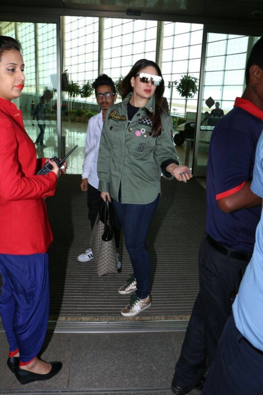 Bollywood actress Kareena Kapoor Khan spotted at Mumbai International Airport. Kareena Kapoor Khan,Kareena Kapoor Khan spotted at Airport,Kareena Kapoor spotted at Airport,Kareena Kapoor at Airport,Kareena Kapoor Khan pics,Kareena Kapoor Khan images,Kareena Kapoor Khan photos,Kareena Kapoor Khan stills,Kareena Kapoor Khan pictures