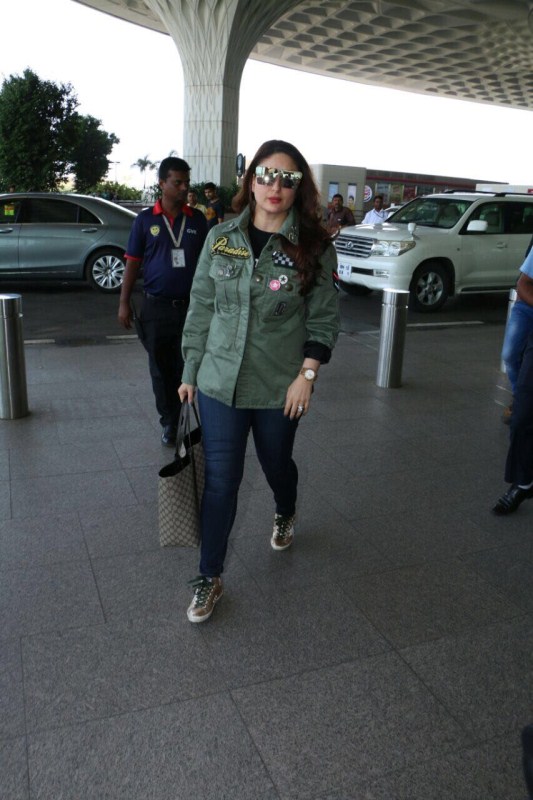 Bollywood actress Kareena Kapoor Khan spotted at Mumbai International Airport. Kareena Kapoor Khan,Kareena Kapoor Khan spotted at Airport,Kareena Kapoor spotted at Airport,Kareena Kapoor at Airport,Kareena Kapoor Khan pics,Kareena Kapoor Khan images,Kareena Kapoor Khan photos,Kareena Kapoor Khan stills,Kareena Kapoor Khan pictures