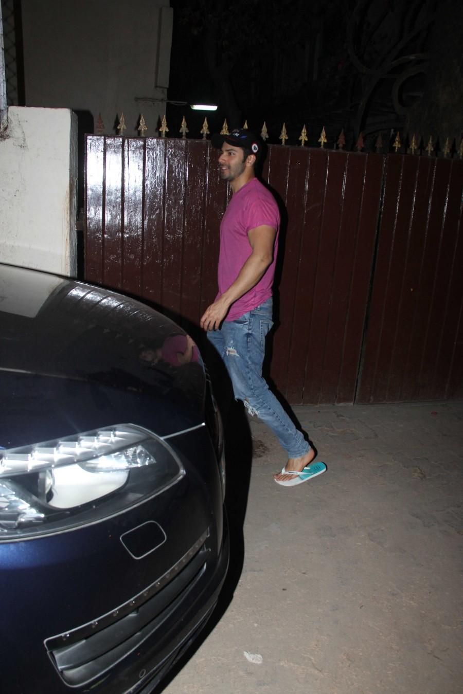 Bollywood actor Varun Dhawan spotted at Natasha Dalal house. Varun Dhawan,Varun Dhawan at Natasha Dalal house,Natasha Dalal house,Natasha Dalal,actor Varun Dhawan,Varun Dhawan pics,Varun Dhawan images,Varun Dhawan photos,Varun Dhawan stills,Varun Dhawan pictures