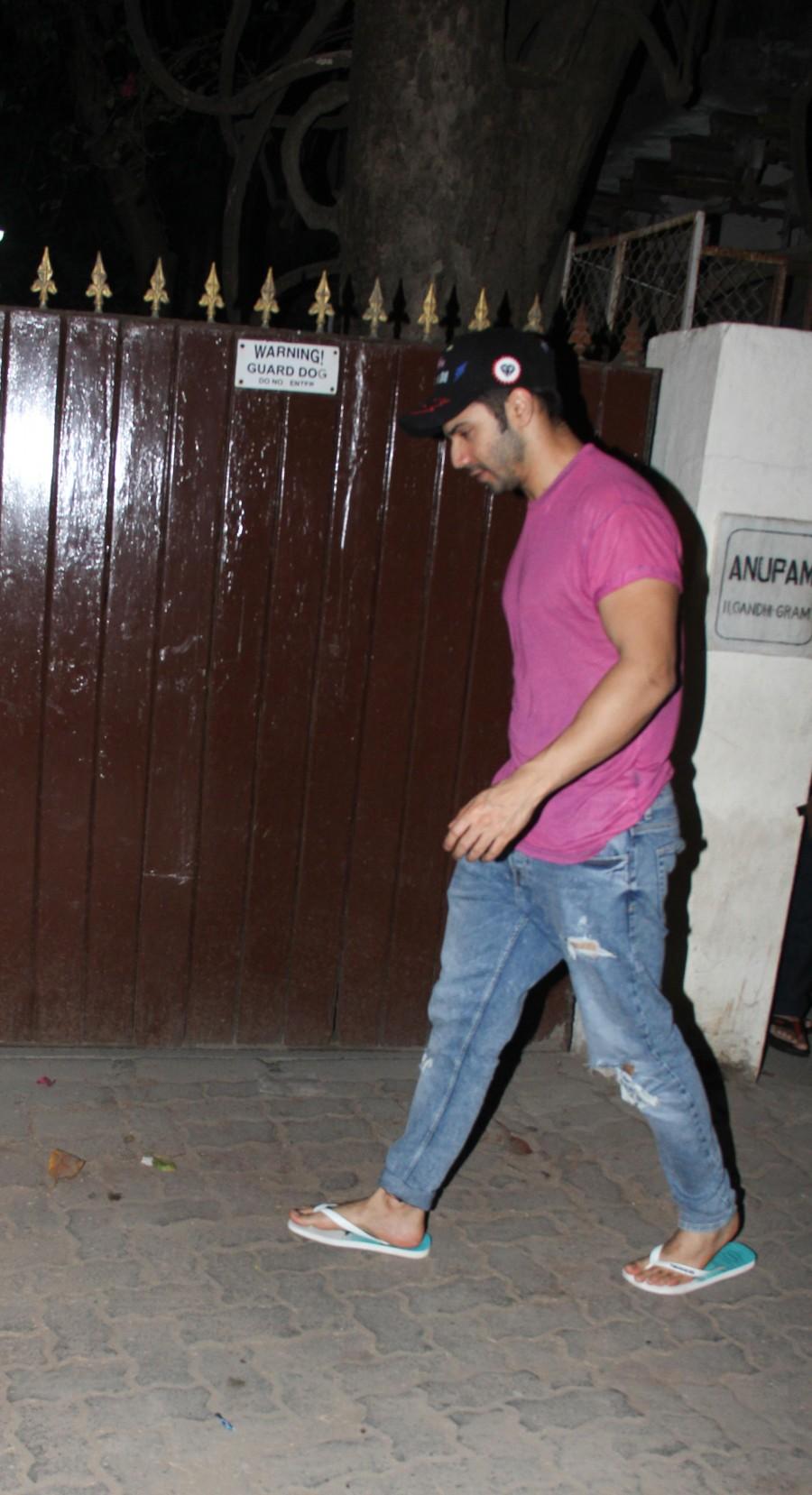 Bollywood actor Varun Dhawan spotted at Natasha Dalal house. Varun Dhawan,Varun Dhawan at Natasha Dalal house,Natasha Dalal house,Natasha Dalal,actor Varun Dhawan,Varun Dhawan pics,Varun Dhawan images,Varun Dhawan photos,Varun Dhawan stills,Varun Dhawan pictures