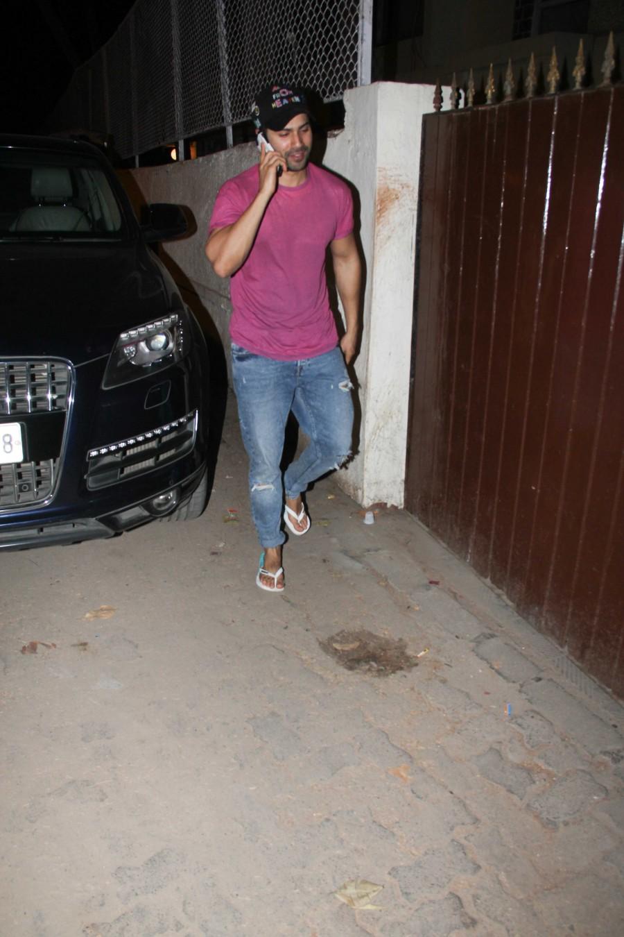 Bollywood actor Varun Dhawan spotted at Natasha Dalal house. Varun Dhawan,Varun Dhawan at Natasha Dalal house,Natasha Dalal house,Natasha Dalal,actor Varun Dhawan,Varun Dhawan pics,Varun Dhawan images,Varun Dhawan photos,Varun Dhawan stills,Varun Dhawan pictures