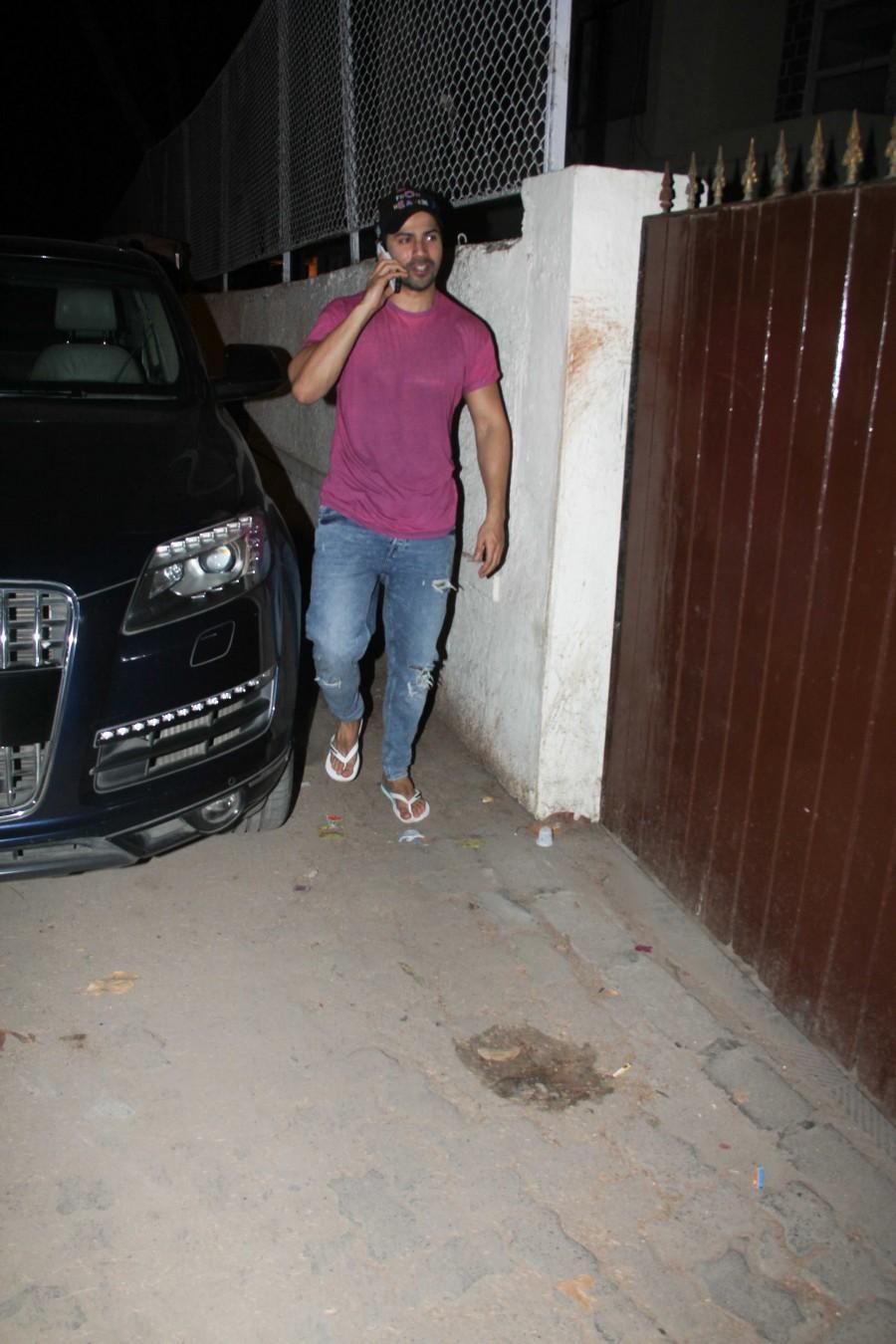 Bollywood actor Varun Dhawan spotted at Natasha Dalal house. Varun Dhawan,Varun Dhawan at Natasha Dalal house,Natasha Dalal house,Natasha Dalal,actor Varun Dhawan,Varun Dhawan pics,Varun Dhawan images,Varun Dhawan photos,Varun Dhawan stills,Varun Dhawan pictures