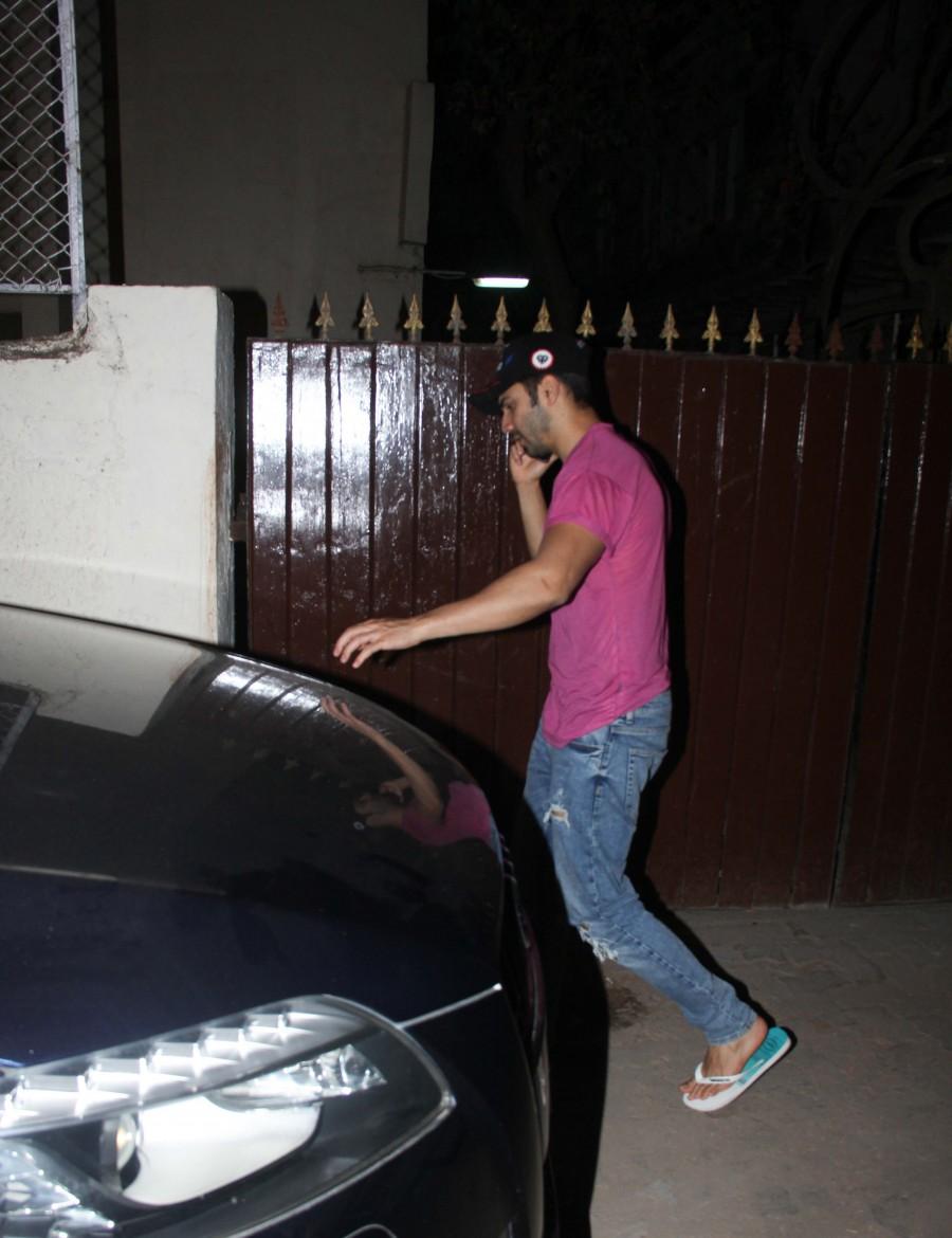 Bollywood actor Varun Dhawan spotted at Natasha Dalal house. Varun Dhawan,Varun Dhawan at Natasha Dalal house,Natasha Dalal house,Natasha Dalal,actor Varun Dhawan,Varun Dhawan pics,Varun Dhawan images,Varun Dhawan photos,Varun Dhawan stills,Varun Dhawan pictures