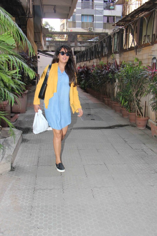 Bollywood actress Richa Chadda spotted at Bandra in Mumbai on March 22, 2017. Richa Chadda,Richa Chadda spotted at Bandra,Richa Chadda at Bandra,actress Richa Chadda,Richa Chadda pics,Richa Chadda images,Richa Chadda photos,Richa Chadda stills,Richa Chadda pictures