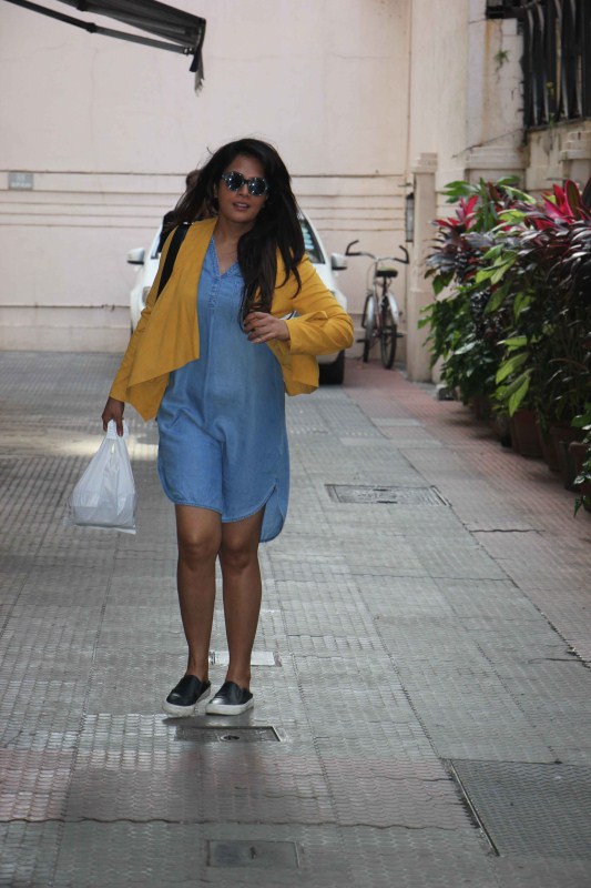 Bollywood actress Richa Chadda spotted at Bandra in Mumbai on March 22, 2017. Richa Chadda,Richa Chadda spotted at Bandra,Richa Chadda at Bandra,actress Richa Chadda,Richa Chadda pics,Richa Chadda images,Richa Chadda photos,Richa Chadda stills,Richa Chadda pictures