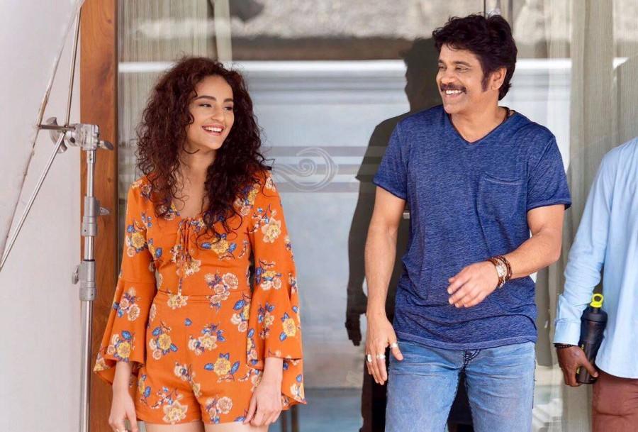 Nagarjuna Akkineni and Seerat Kapoor,Nagarjuna Akkineni,Seerat Kapoor,Raju Gari Gadhi 2,Raju Gari Gadhi 2 on the sets,Raju Gari Gadhi 2 working stills,Raju Gari Gadhi 2 working pics,Raju Gari Gadhi 2 working images,Raju Gari Gadhi 2 working photos,Raju Ga