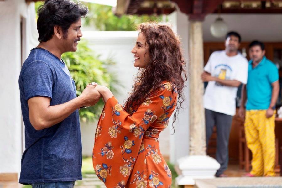 Nagarjuna Akkineni and Seerat Kapoor,Nagarjuna Akkineni,Seerat Kapoor,Raju Gari Gadhi 2,Raju Gari Gadhi 2 on the sets,Raju Gari Gadhi 2 working stills,Raju Gari Gadhi 2 working pics,Raju Gari Gadhi 2 working images,Raju Gari Gadhi 2 working photos,Raju Ga