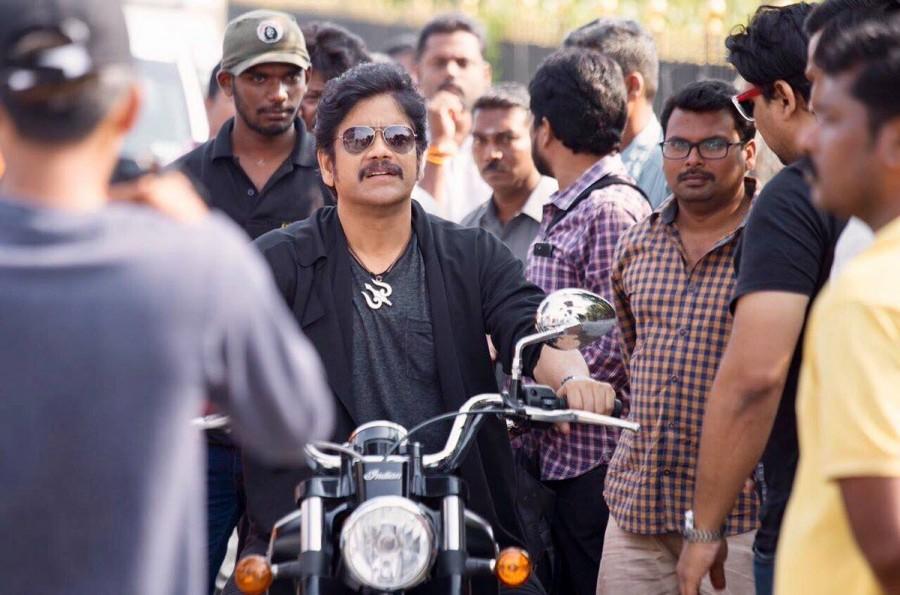 Nagarjuna Akkineni and Seerat Kapoor,Nagarjuna Akkineni,Seerat Kapoor,Raju Gari Gadhi 2,Raju Gari Gadhi 2 on the sets,Raju Gari Gadhi 2 working stills,Raju Gari Gadhi 2 working pics,Raju Gari Gadhi 2 working images,Raju Gari Gadhi 2 working photos,Raju Ga