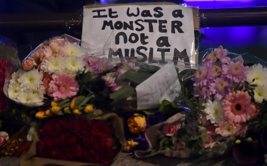 Floral tributes are seen in Westminster the day after an attack in London. Parliament,parliament attact,Mourning for London,London attack victims,London victims,Mourning for London attack victims