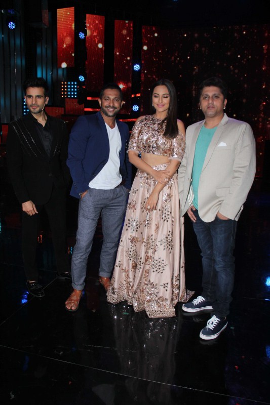 Bollywood actress Sonakshi Sinha promotes Noor on the set of Nach Baliye season 8. Sonakshi Sinha,actress Sonakshi Sinha,Sonakshi Sinha promotes Noor,Nach Baliye season 8,Nach Baliye,Sonakshi Sinha pics,Sonakshi Sinha images,Sonakshi Sinha photos,Sonakshi Sinha stills,Sonakshi Sinha pictures